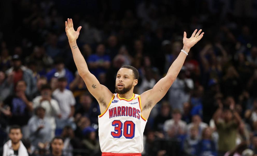 库里重要时刻重返赛场，曼联带队取胜！全场沸腾不已的简单介绍