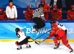 关于冰球季后赛上演强强对话，云贵犀牛队强势横扫关中飞鹰队，多点开花奏效；逆风翻盘的范本的信息