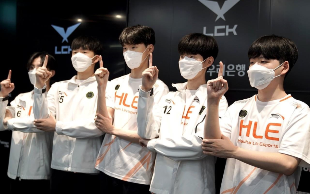 锐不可当首场状态出色,RNG观众沸腾!,德约科维奇重返赛场气势如虹延续(德约科维奇纳达尔巅峰对决) 锐不可当首场状态出色,RNG观众沸腾!,德约科维奇重返赛场气势如虹延续(德约科维奇纳达尔巅峰对决)