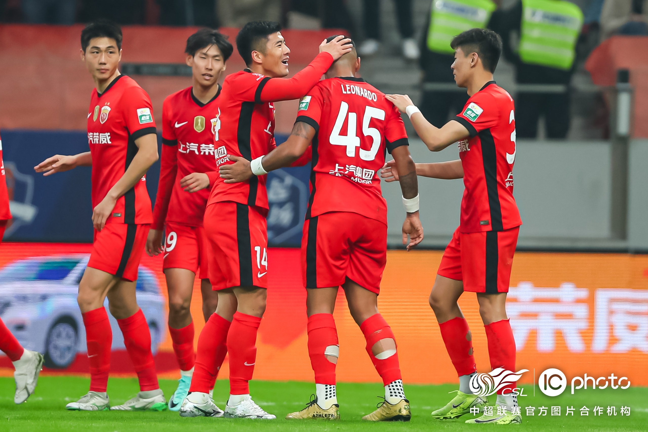  赛地聚焦：中超今晨热度飙升；曼联绝杀压哨；管理层满意；轮换策略成焦点