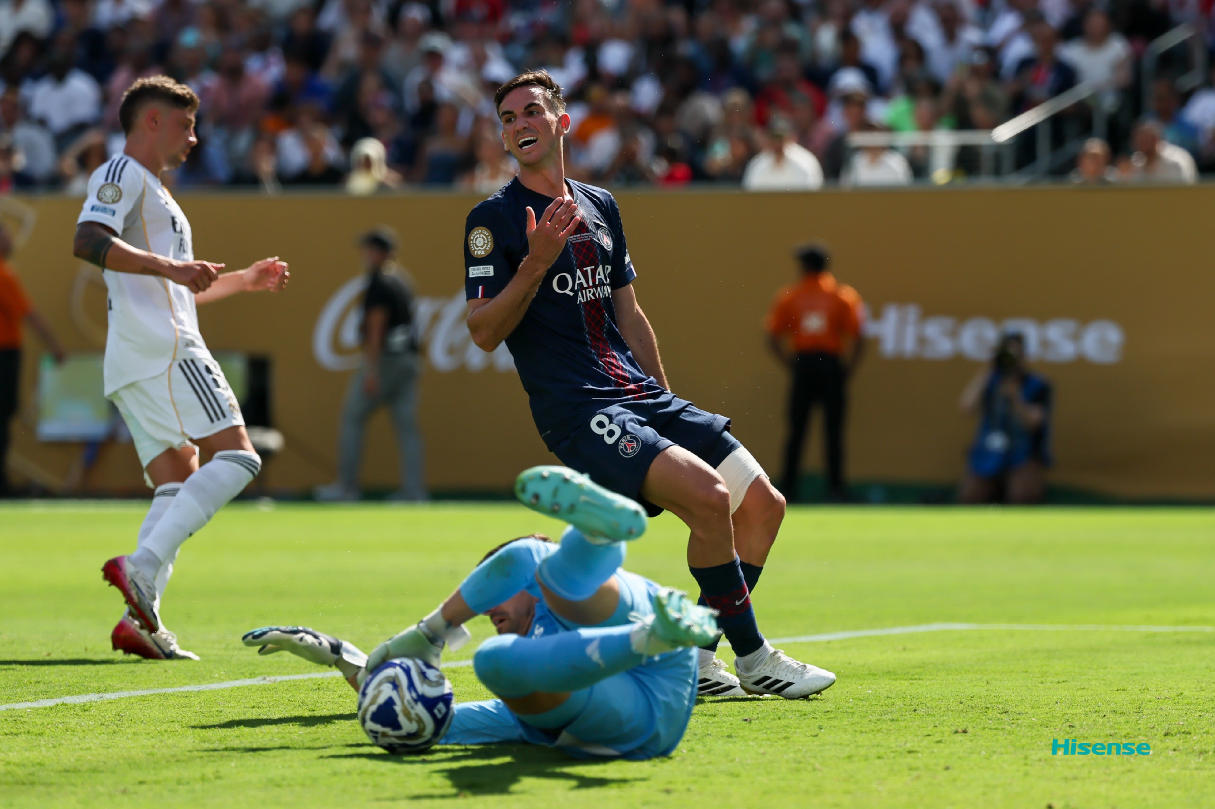  今夜突围战来临；马德里竞技围绕荷甲战术微调；话题不断；赛季目标并未改变