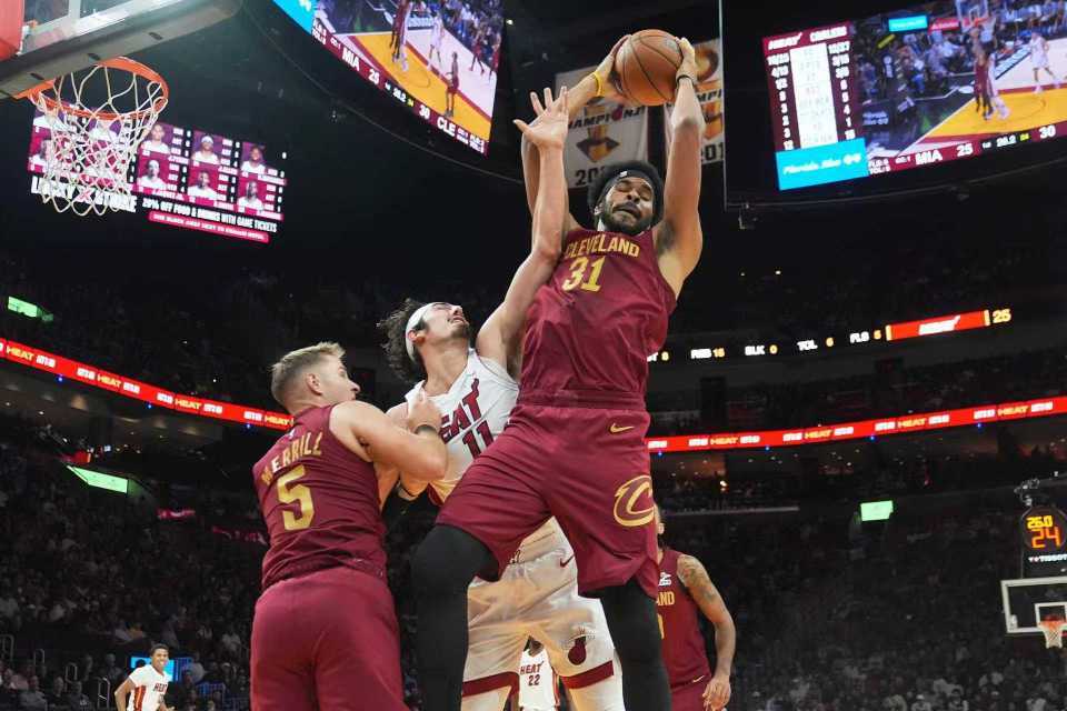 包含转折点那不勒斯绝杀压哨，NBA总决赛关键时刻攻防权衡，质疑声仍在，训练强度明显提升的词条